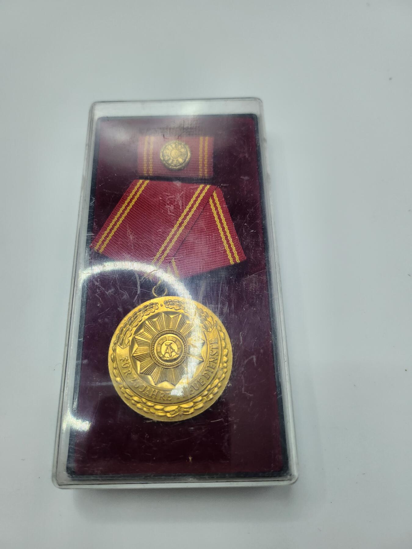 南水社第二次拍卖 民主德国内务部25年忠诚服役金质奖章 完好品相 带盒略