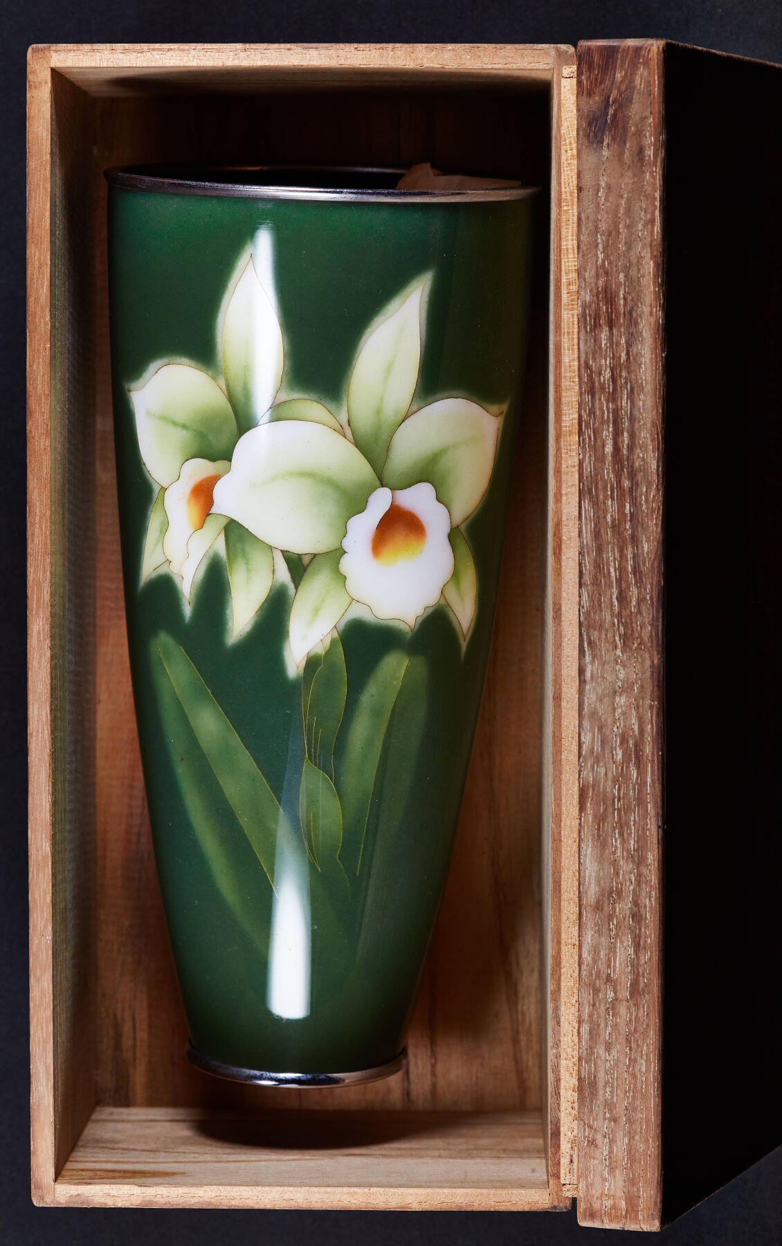 【俄甄集藏】马年新春第一拍 2026年(048)02-25星期三 晚 19:30 全场包邮 日本1960年代著名安滕七宝烧工坊作品绿釉兰花款式铜胎无线珐琅工艺花瓶，高：213mm，杯口直径：103mm，重量：764克