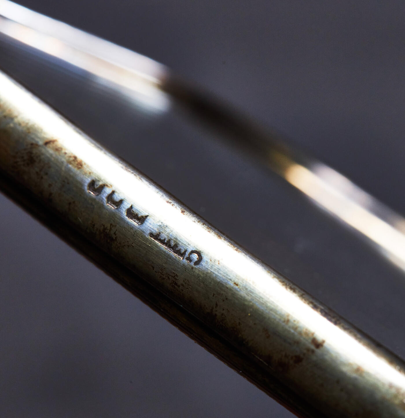 【俄甄集藏】马年新春第一拍 2026年(048)02-25星期三 晚 19:30 全场包邮 英国伦敦1936年Mappin & Webb（马平&韦伯）顶级珠宝制造商（劳力士手表特许经销商）出品，银质珐琅镶嵌古董毛刷、梳妆镜居家三件套，梳妆镜高：272mm，宽：100mm；长柄刷长：235mm，宽：70mm；无柄刷长：158mm，宽：37mm，总重量：509克，925银，设计精美，保存完好