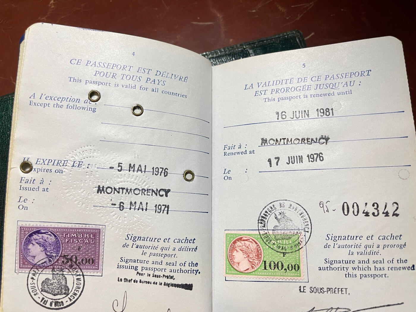 法国老版本过期护照真品原版收藏外皮和内胆（接受交换朝鲜苏联勋章）