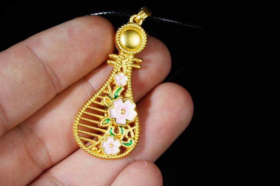 上海都达杂项专场十八（全场包邮） 天然镀金琵琶琴嵌和田玉蛋面挂件 附鉴定证书