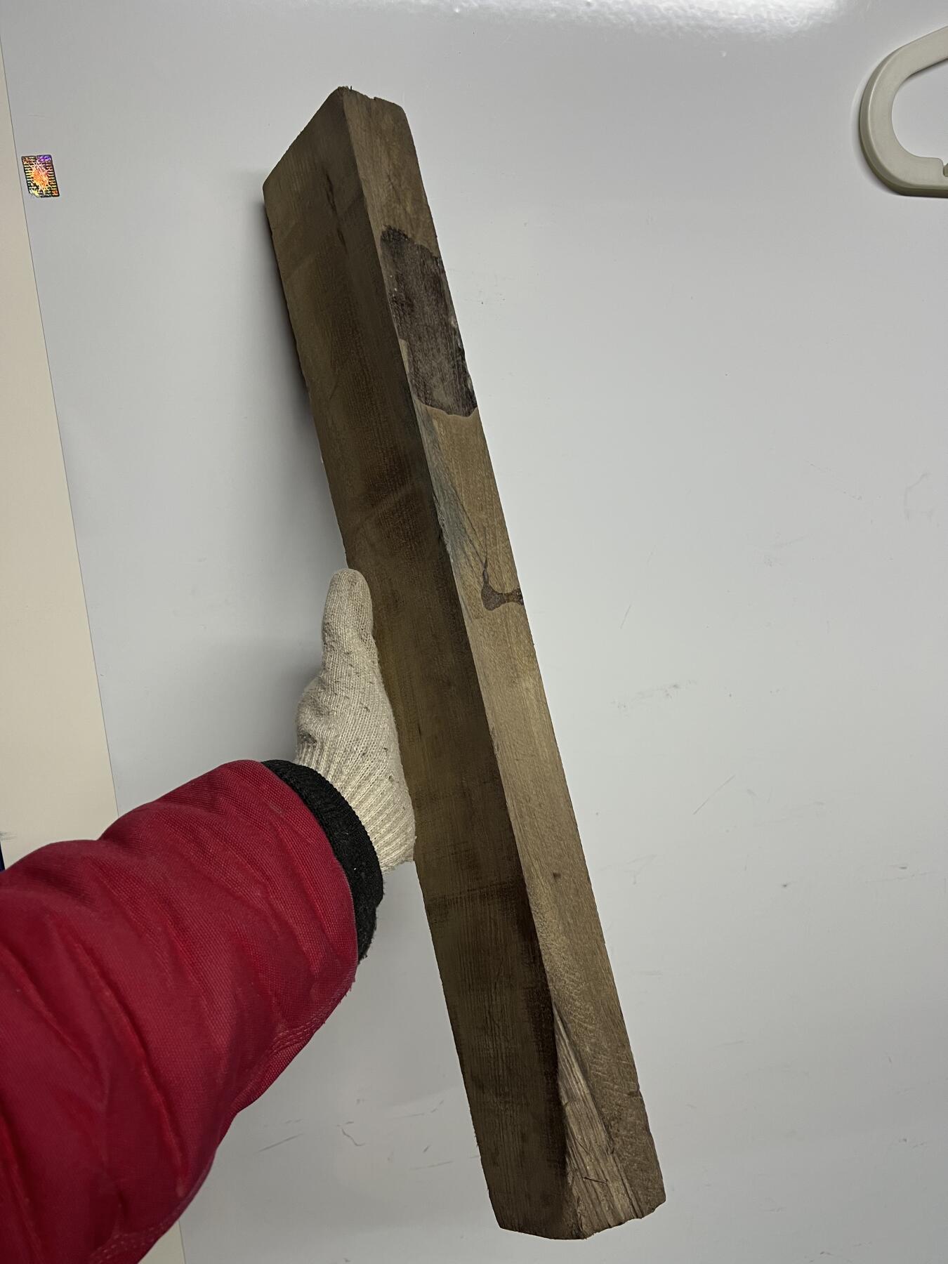 零元拍：NO.18 爆满金丝乌木金丝楠 可做镇尺 切牌子，无需打磨就已经金光闪闪。满金丝药香，尺寸约：53/7.7/3.6厚CM。