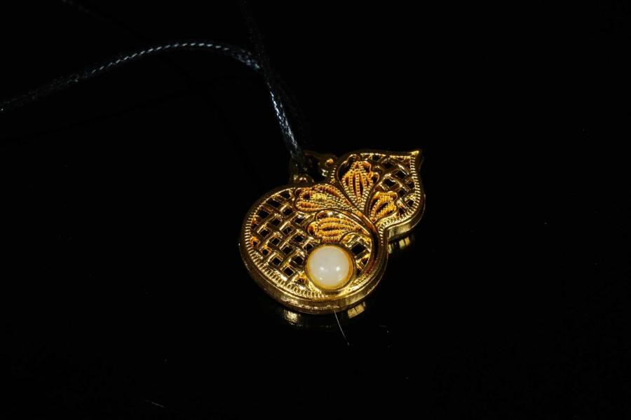 上海都达杂项专场十八（全场包邮） 天然镀金葫芦嵌和田玉蛋面挂件 附鉴定证书