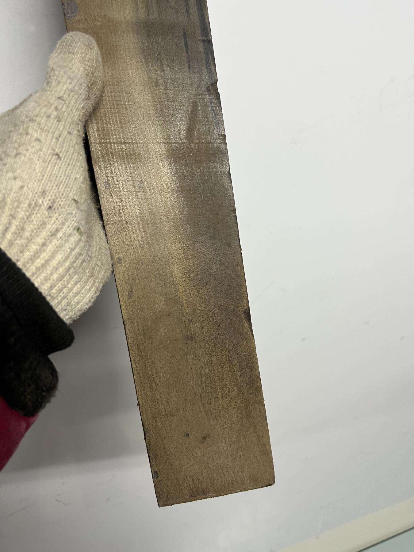 零元拍：NO.18 爆满金丝乌木金丝楠 可做镇尺 切牌子，无需打磨就已经金光闪闪。满金丝药香，尺寸约：53/7.7/3.6厚CM。