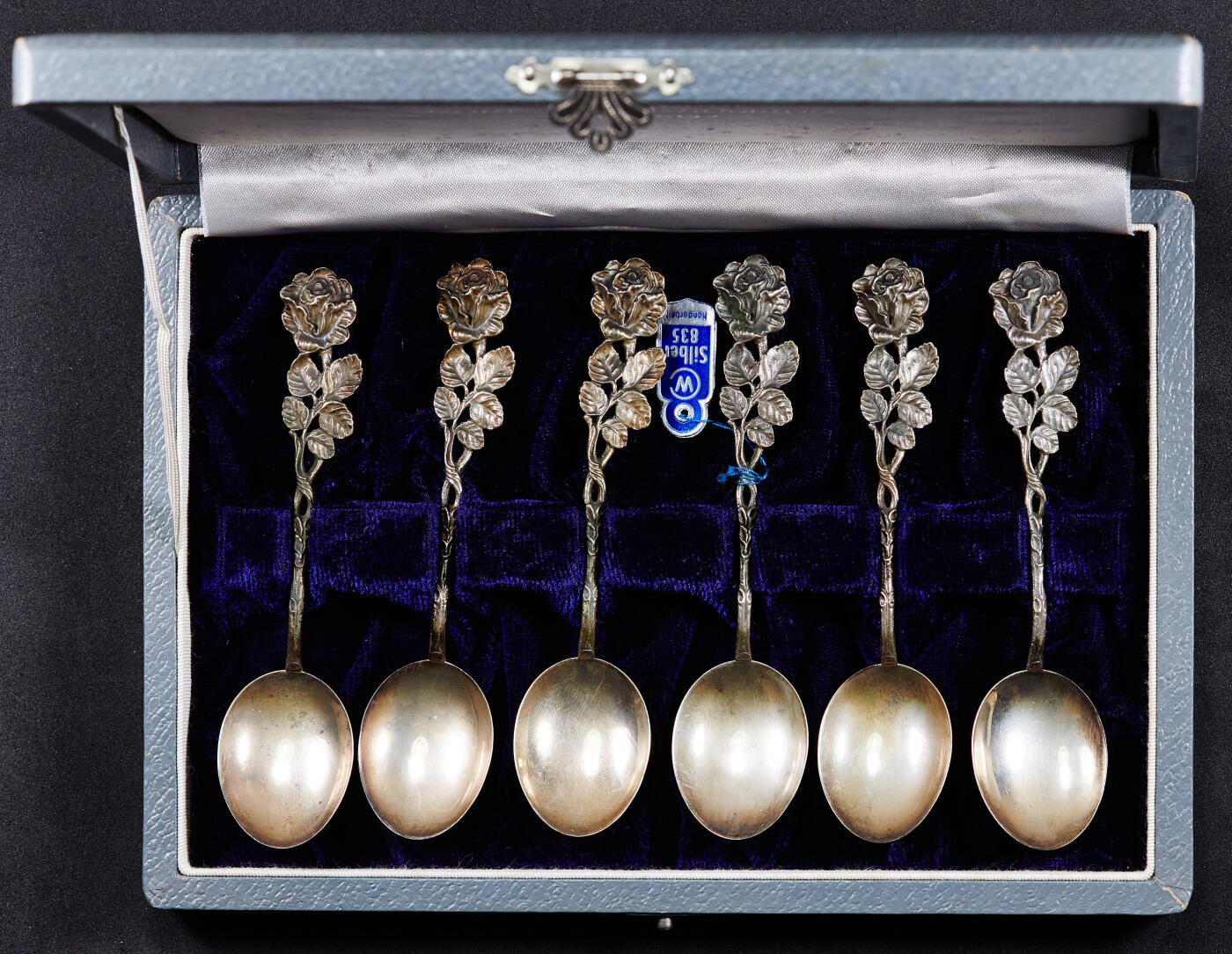 【俄甄集藏】马年新春第一拍 2026年(048)02-25星期三 晚 19:30 全场包邮 德国1970年代著名克里斯多夫·韦德曼银器公司出品“希尔德斯海姆”玫瑰柄经典设计银勺6支一套，原盒，单体长：109mm，总重量：53克，835银，保存完好