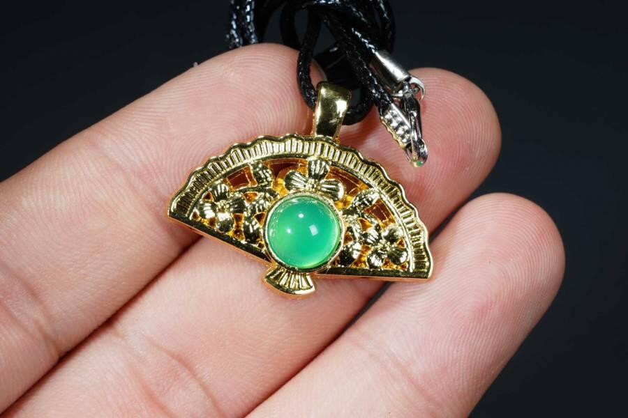 上海都达杂项专场十八（全场包邮） 天然镀金扇形嵌绿玛瑙蛋面挂件 附鉴定证书