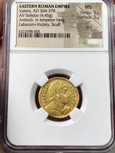 万国钱币拍卖第060期（万国六十期纪念大拍） - NGC MS 古罗马帝国瓦伦斯索利多金币 头戴宝石皇冠的皇帝英姿飒爽 历经千年时光洗礼依旧金光熠熠 罗马帝国晚期高水平古典艺术的代表之作 4.45g高纯度古代金币 典藏级品质