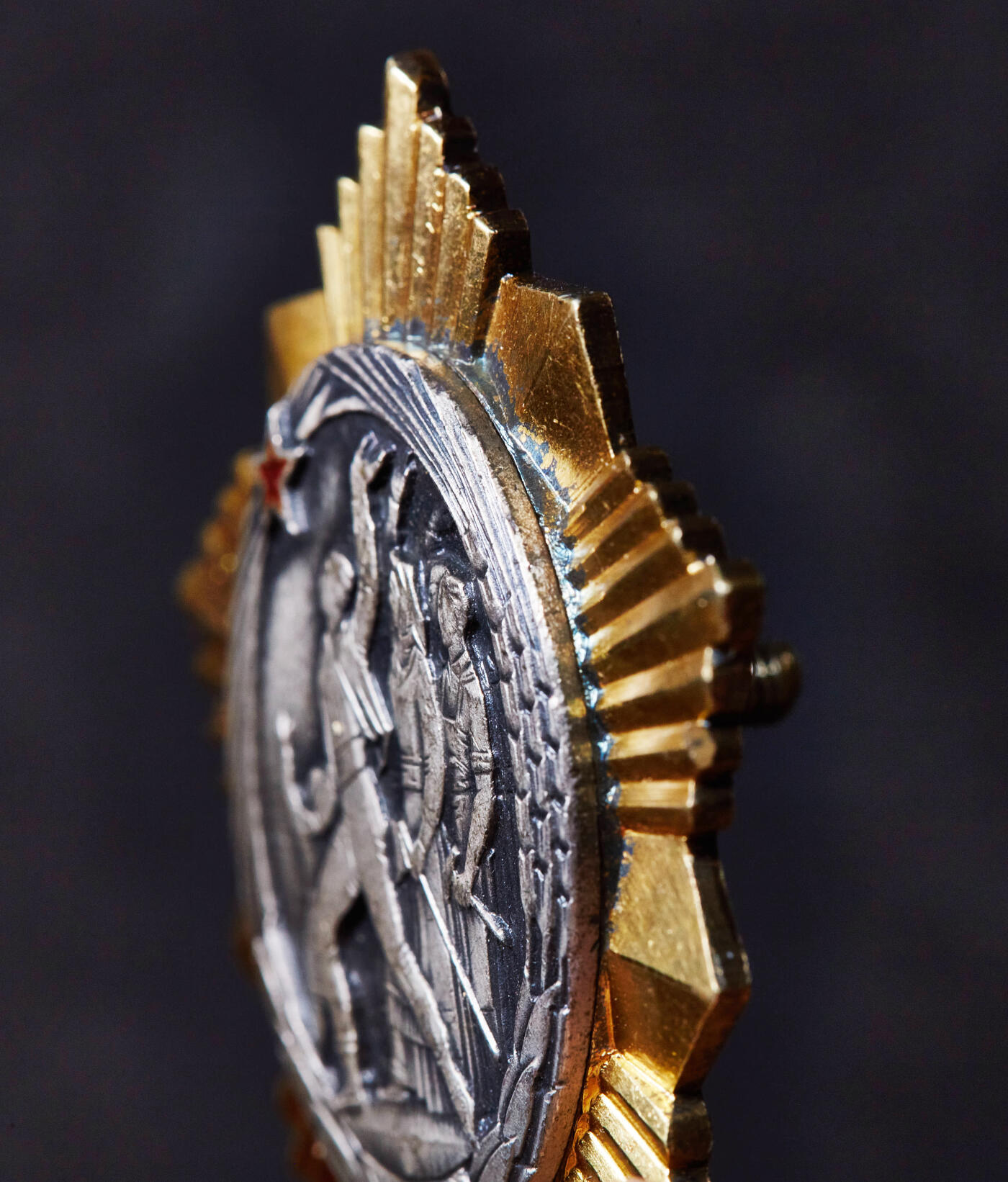 【俄甄集藏】马年新春第一拍 2026年(048)02-25星期三 晚 19:30 全场包邮 南斯拉夫1943年轮版解放勋章，银质镀金局部珐琅，574号，尺寸：50mm×45mm，重量：50.16克，南斯拉夫勋章里的高等级品种