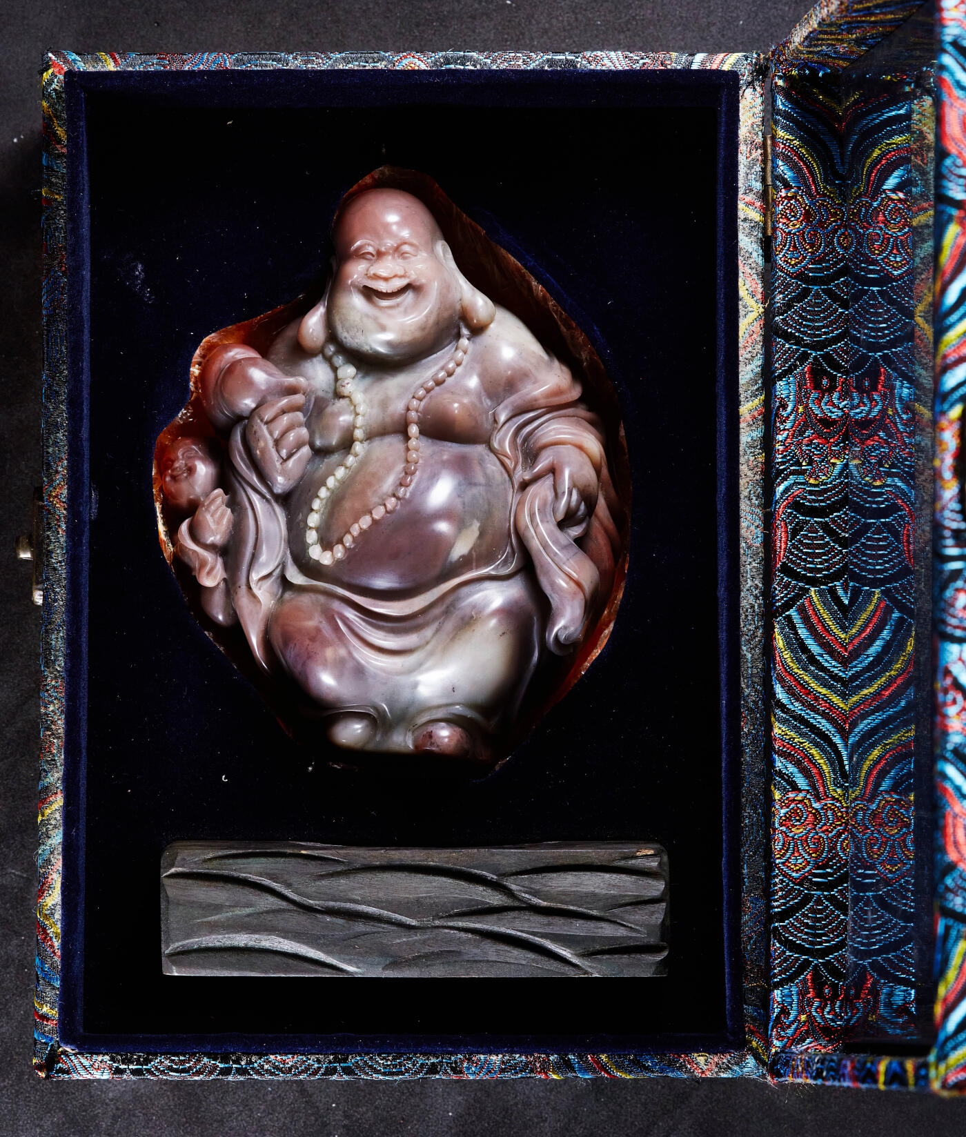 【俄甄集藏】马年新春第一拍 2026年(048)02-25星期三 晚 19:30 全场包邮 精美老挝石弥勒佛摆件（产地老挝），高：130mm，宽：110mm，厚：50mm，重量：834克，雕工精美，质地温润，带锦盒