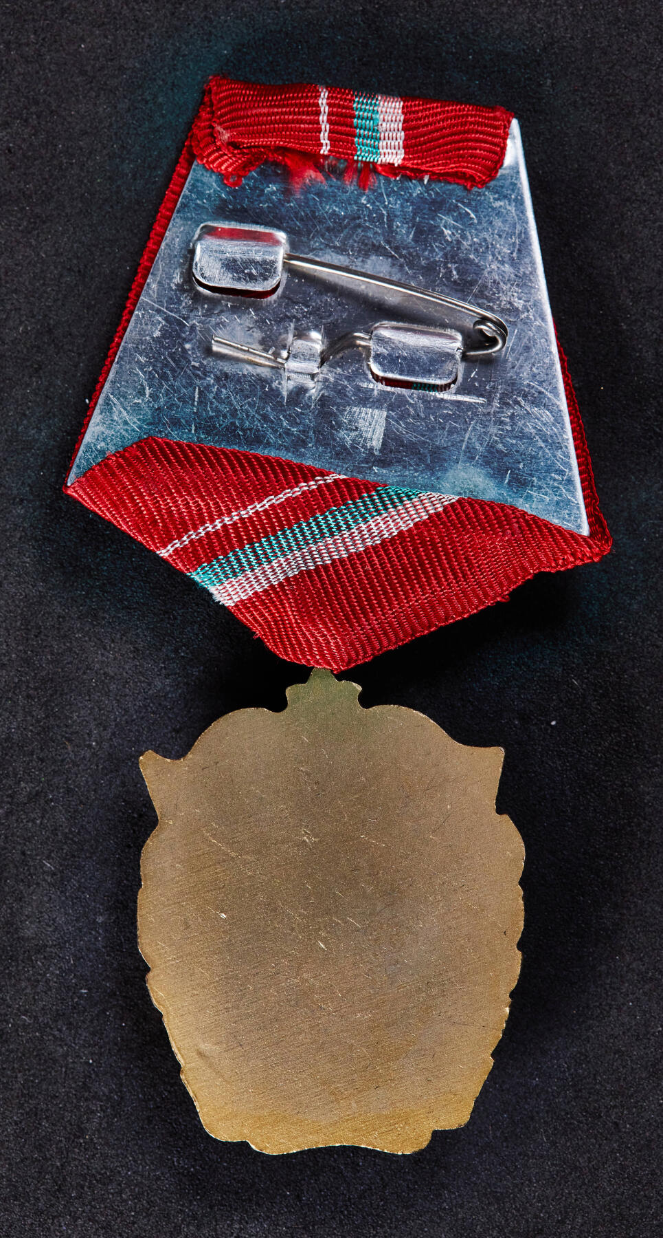 【俄甄集藏】马年新春第一拍 2026年(048)02-25星期三 晚 19:30 全场包邮 保加利亚战斗红旗勋章，铜质镀金珐琅，十分厚重，长：45mm，宽：33mm，重量：45.91克