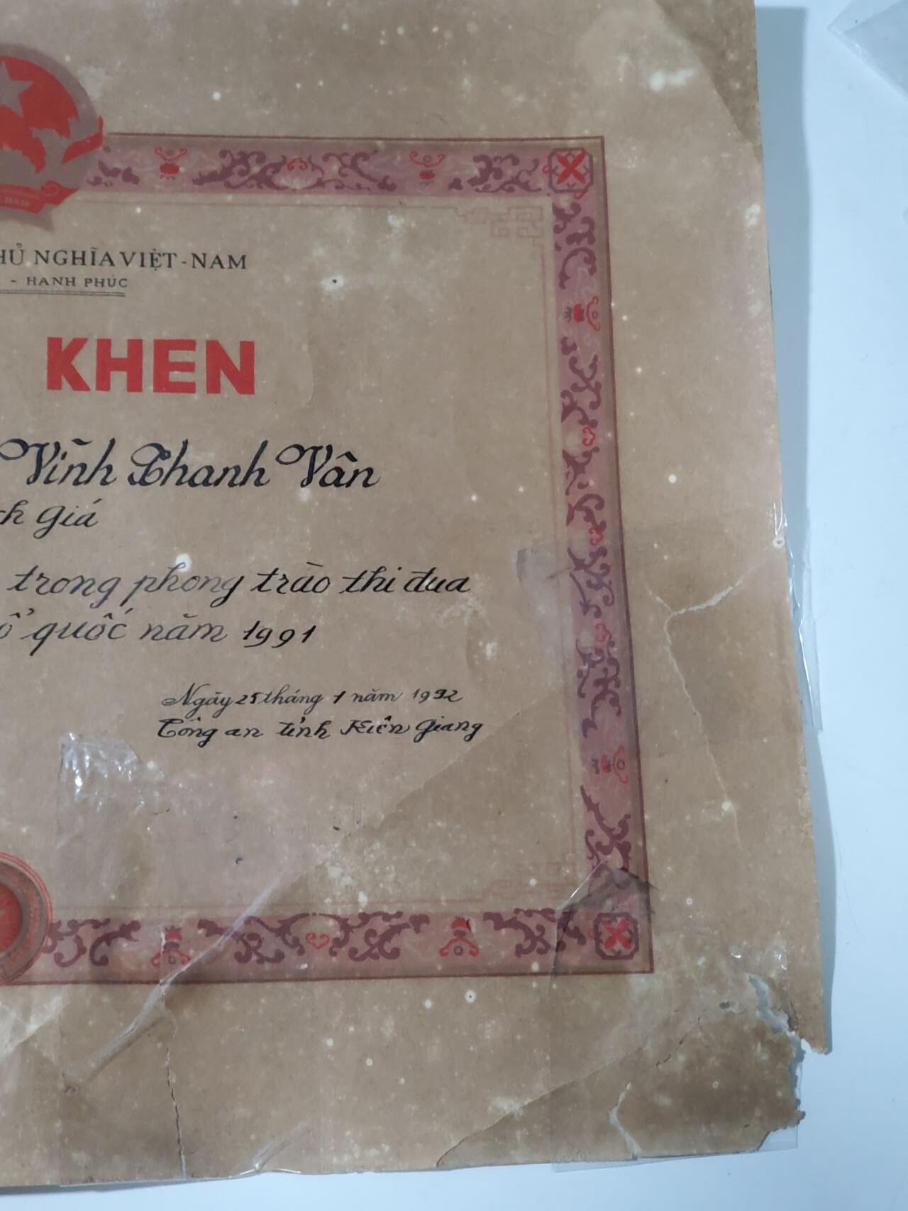 韵星假日军品类拍卖第三十九期暨默多克中校夫妇专场 -- Rimey Holidays Militaria Auction 39 & The Modoks Collection  越南社会主义共和国为胡志明市守备（公安，国安，军队）奖章+为公安长期优秀服务奖状一张 少见老纸张 后采用铜版纸印刷 章品相好