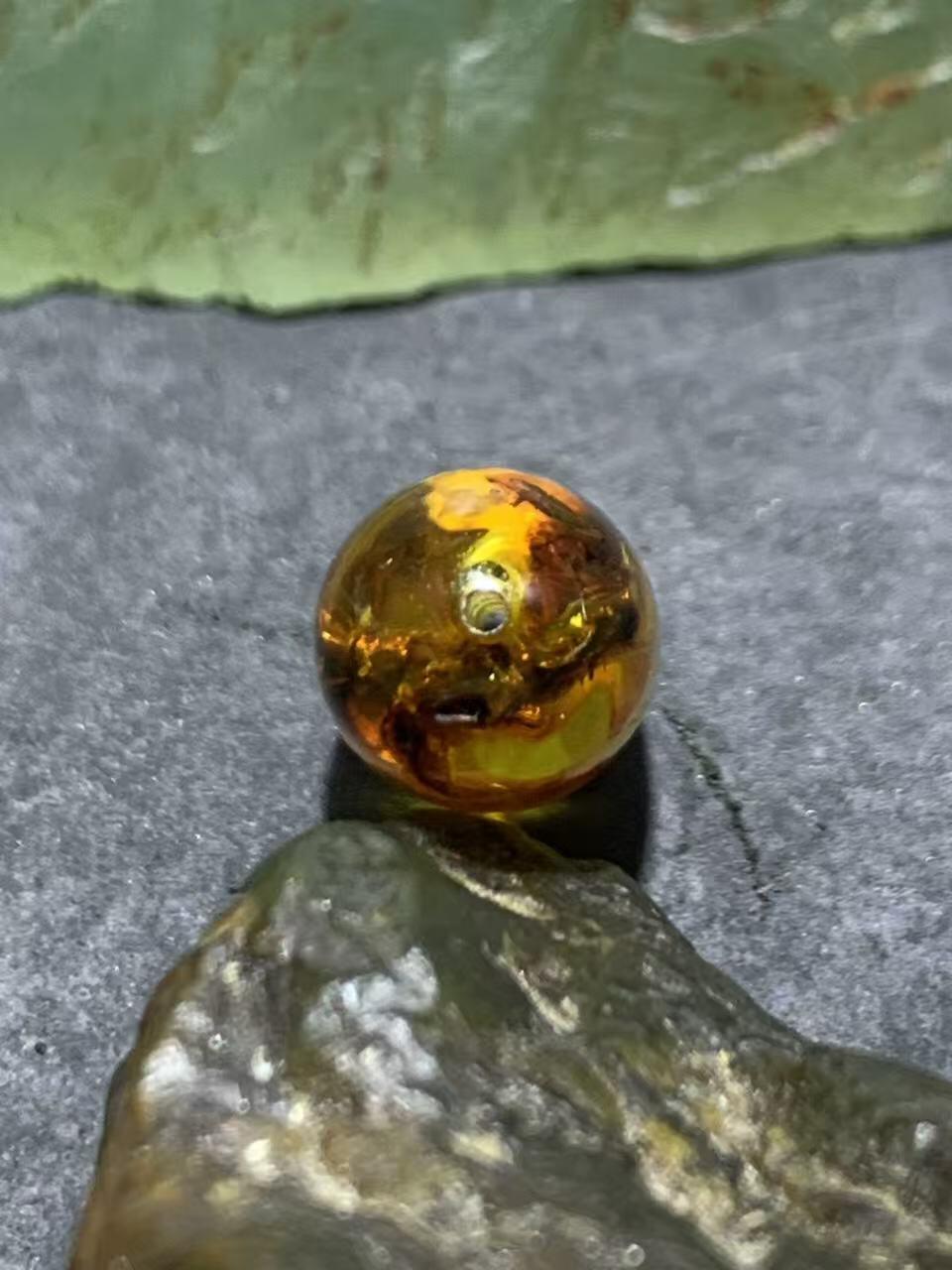 乌克兰花珀通货枣形桶珠一个，