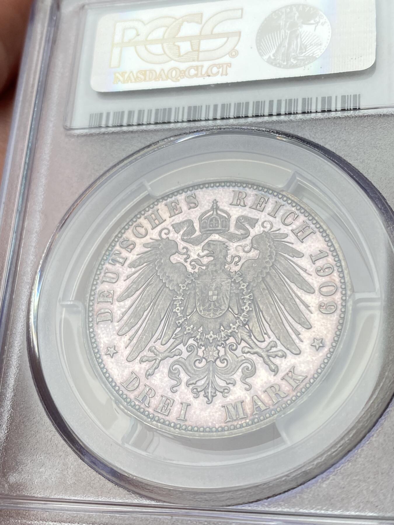 万国钱币拍卖第060期（万国六十期纪念大拍） PCGS PR64+DC 1909萨克森弗雷德里希·奥古斯特精制长翅3马克银币 超级深度镜面 所见最强喷砂 渐变紫罗兰五彩环绕 WINGS金标认证好状态 可遇不可求的顶级典藏品质