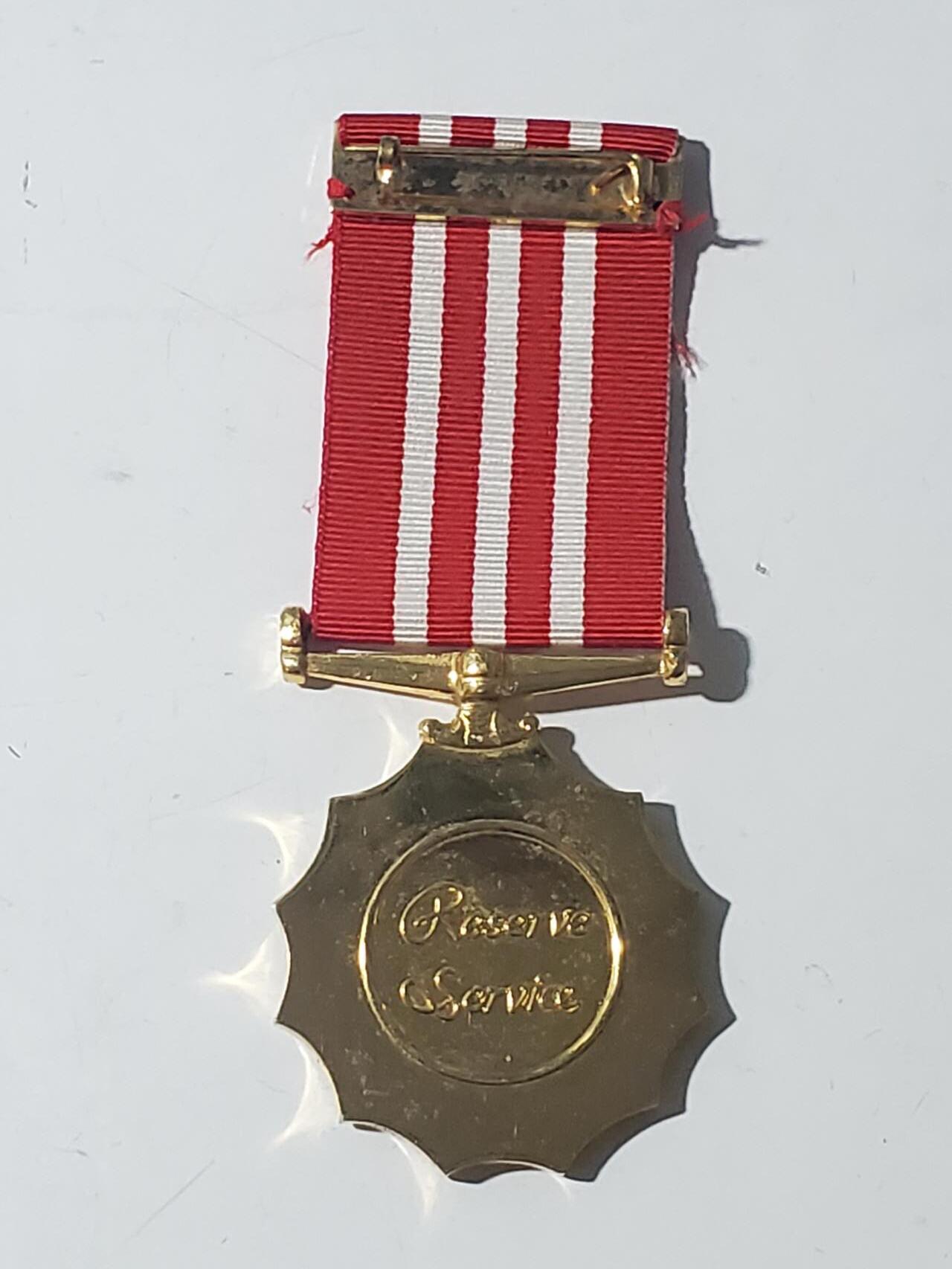 韵星假日军品类拍卖第三十九期暨默多克中校夫妇专场 -- Rimey Holidays Militaria Auction 39 & The Modoks Collection  新加坡共和国预备役长期优秀服务奖章 铜镀金 很厚重 序列高于良好服务