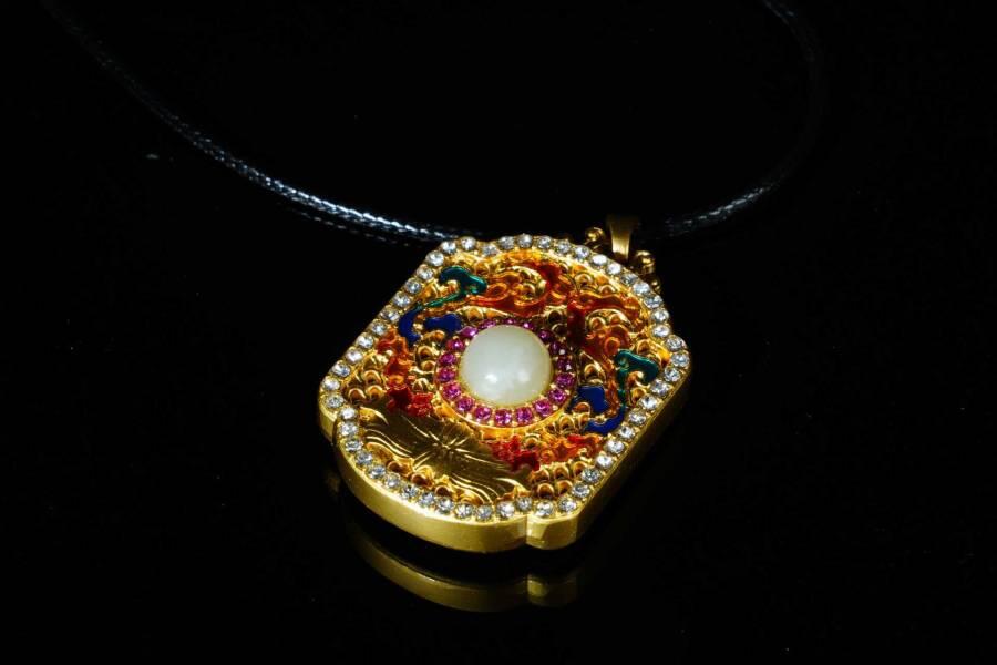 上海都达杂项专场十八（全场包邮） 天然镀金珐琅彩嵌和田玉蛋面王妃方牌挂件 附鉴定证书