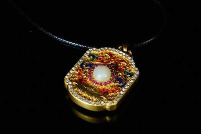 上海都达杂项专场十八（全场包邮） - 天然镀金珐琅彩嵌和田玉蛋面王妃方牌挂件 附鉴定证书