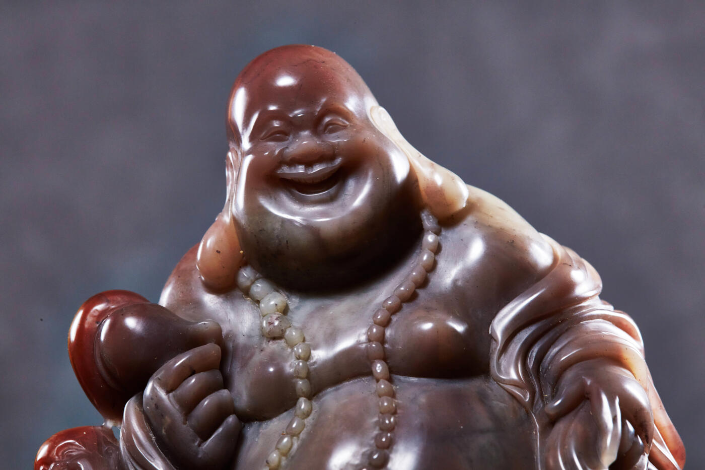 【俄甄集藏】马年新春第一拍 2026年(048)02-25星期三 晚 19:30 全场包邮 精美老挝石弥勒佛摆件（产地老挝），高：130mm，宽：110mm，厚：50mm，重量：834克，雕工精美，质地温润，带锦盒