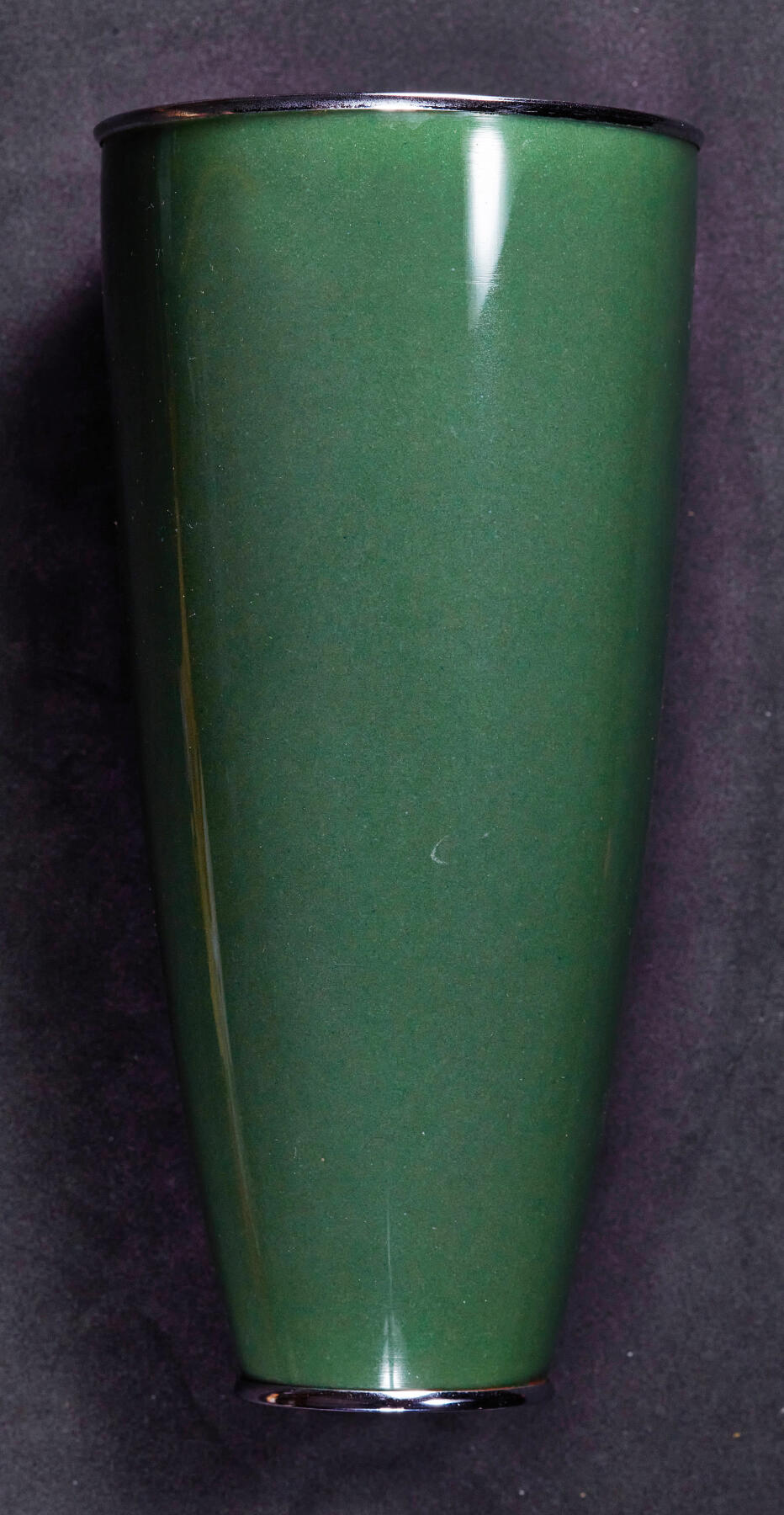 【俄甄集藏】马年新春第一拍 2026年(048)02-25星期三 晚 19:30 全场包邮 日本1960年代著名安滕七宝烧工坊作品绿釉兰花款式铜胎无线珐琅工艺花瓶，高：213mm，杯口直径：103mm，重量：764克