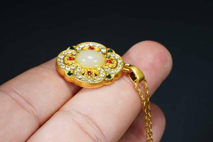 上海都达杂项专场十八（全场包邮） 天然 和田玉蛋面四叶草挂件 附鉴定证书