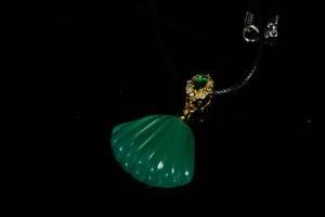 上海都达杂项专场十八（全场包邮） 天然绿玛瑙贝壳挂件 附鉴定证书