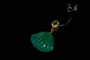 上海都达杂项专场十八（全场包邮） - 天然绿玛瑙贝壳挂件 附鉴定证书