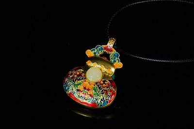 上海都达杂项专场十八（全场包邮） - 天然镀金珐琅彩葫芦嵌和田玉蛋面挂件附鉴定证书