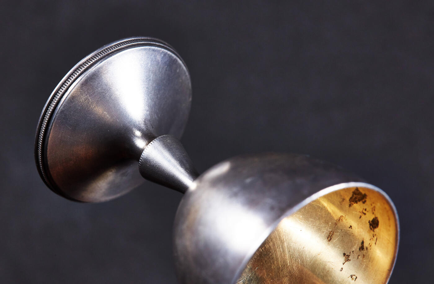 【俄甄集藏】马年新春第一拍 2026年(048)02-25星期三 晚 19:30 全场包邮 沙俄19世纪内镀金古董酒杯3支一组，伏特加杯高：52mm，口径：35mm；高角杯1号高：80mm，口径：30mm；高脚杯2号高：62mm，口径：40mm，总重量：82.39克，84戳记，含银量87.5%，俄系银器戳记为96进制，有磕碰变形