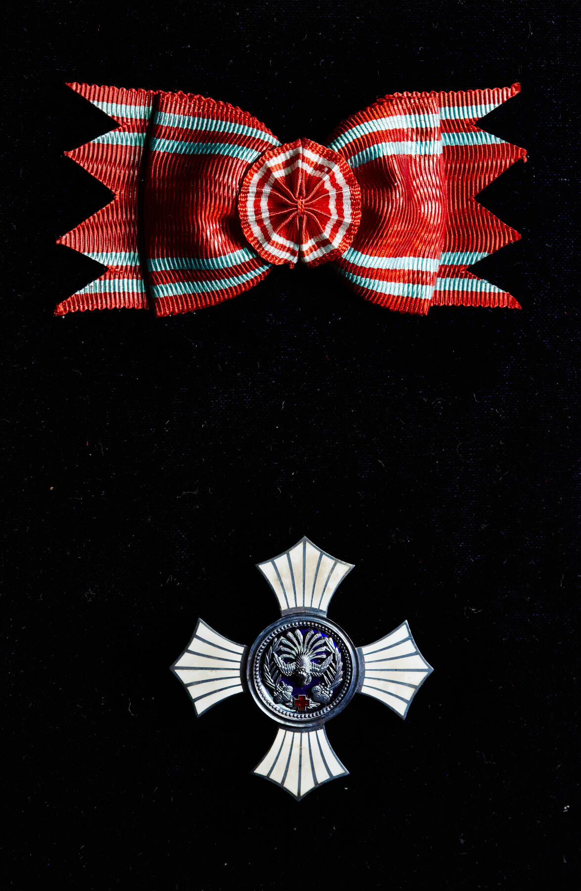 【俄甄集藏】马年新春第一拍 2026年(048)02-25星期三 晚 19:30 全场包邮 日本战后授予女性赤十字社有功章，银质珐琅，原盒表彰框，章体尺寸：45mm×45mm，999银，保存完好