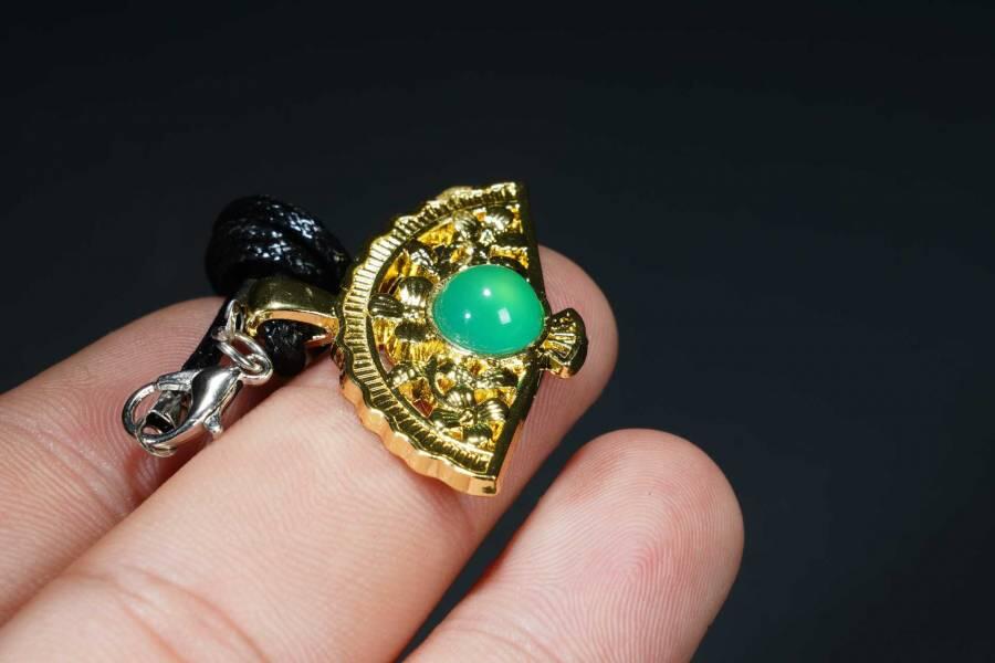 上海都达杂项专场十八（全场包邮） 天然镀金扇形嵌绿玛瑙蛋面挂件 附鉴定证书