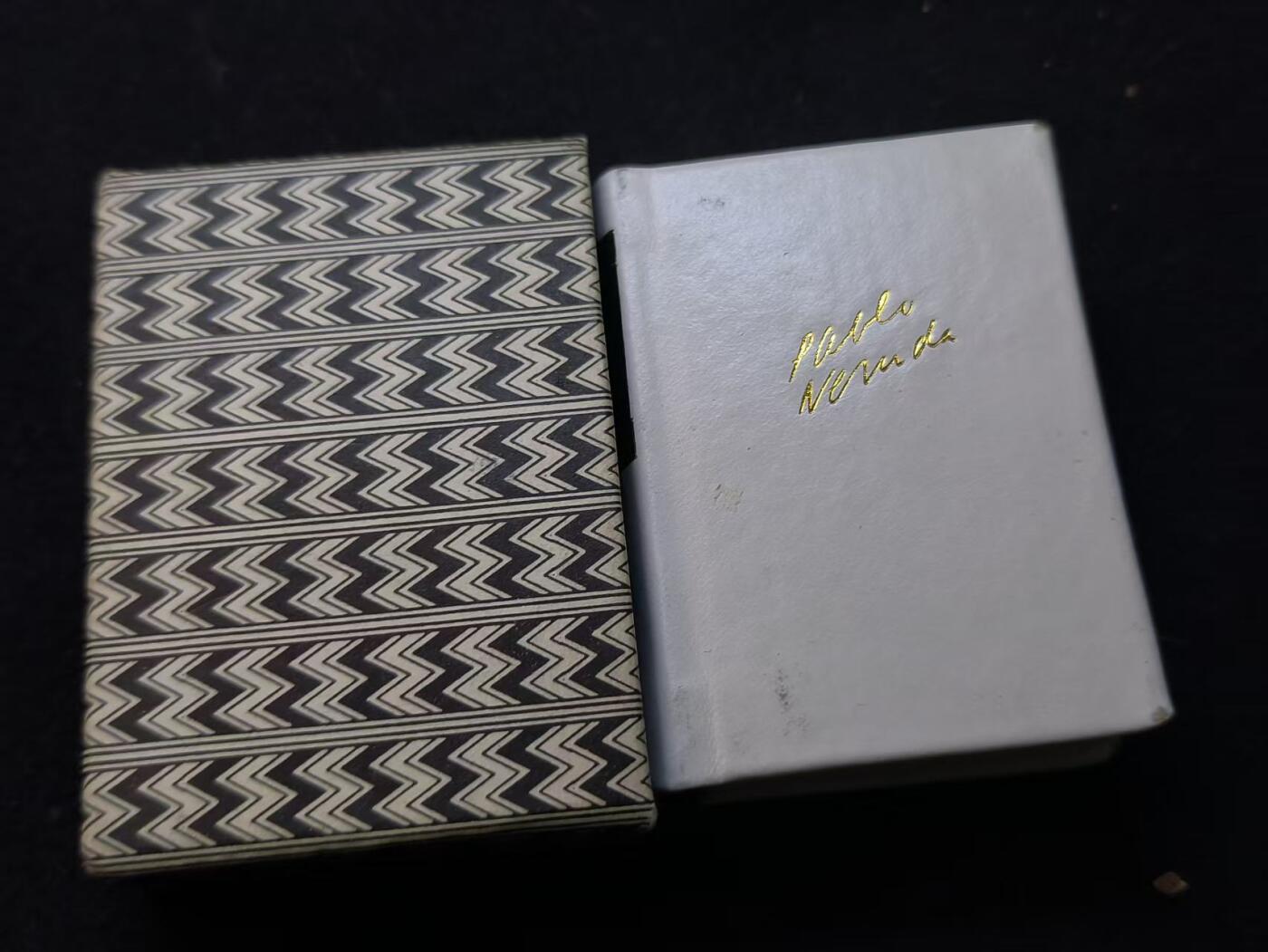 （店主清仓 大量自藏 制服徽章盛宴）罗岚⭐爱藏⭐甄选专拍第五场-分享拍场赚佣（实体经营） 民主德国《巴勃罗·聂鲁达—诗集》袖珍口袋书 精装版赠友佳品