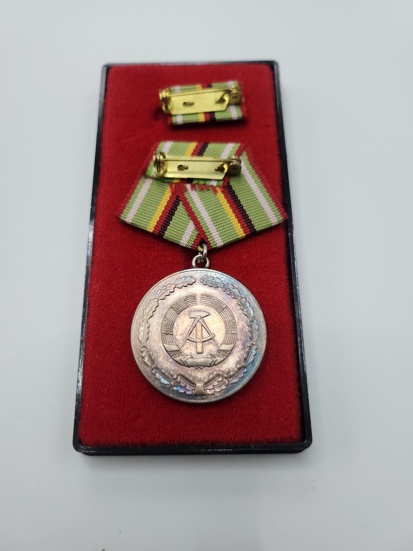 南水社第二次拍卖 民主德国内务部银级功绩奖章 盒略完好 有氧化痕迹