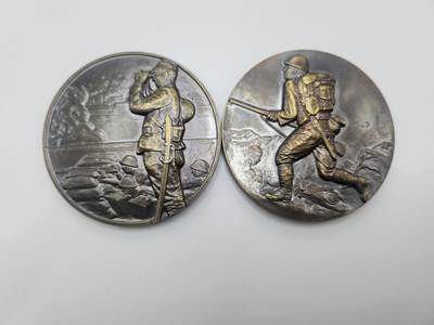 南水社第二次拍卖 日本七七事变纪念章牌一对（海军版陆军版）战后民造版本