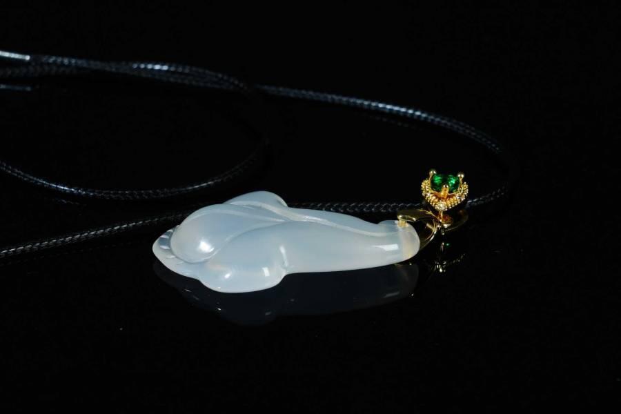 上海都达杂项专场十八（全场包邮） 天然冰透玛瑙精雕《玉兰花》挂件 附鉴定证书