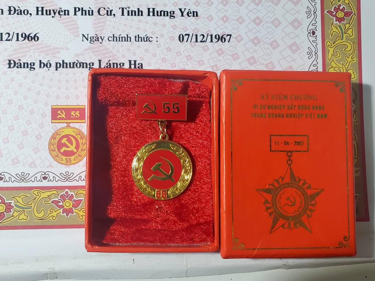 韵星假日军品类拍卖第三十九期暨默多克中校夫妇专场 -- Rimey Holidays Militaria Auction 39 & The Modoks Collection  越南社会主义共和国裴廷宜光荣在党五十年奖章带大证书一套 和为企业党建服务盒