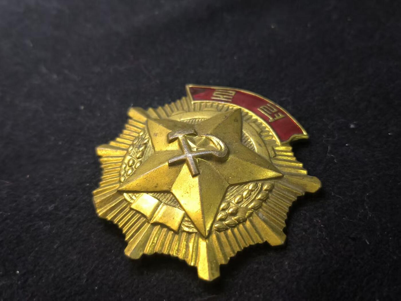 （店主清仓 大量自藏 制服徽章盛宴）罗岚⭐爱藏⭐甄选专拍第五场-分享拍场赚佣（实体经营） 朝鲜民主主义人民共和国劳动勋章（로력훈장）编号版  授予在社会主义建设中作出突出贡献的劳动者、技术人员、管理人员等的重要荣誉勋章