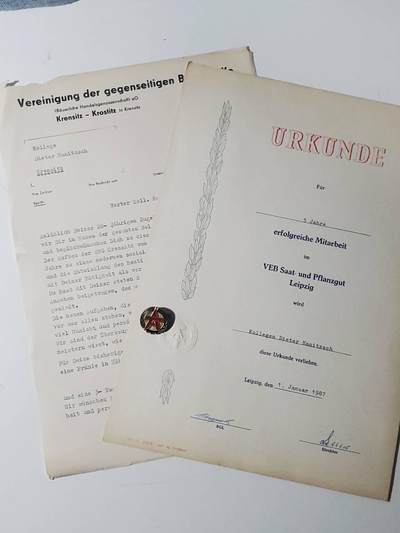 韵星假日军品类拍卖第三十九期暨默多克中校夫妇专场 -- Rimey Holidays Militaria Auction 39 & The Modoks Collection  - 民主德国农业服务奖章带证书和感谢信同一人一套 感谢信中肯定了原主夫妻的贡献 并奖励200马克和布拉格旅游三天 少见