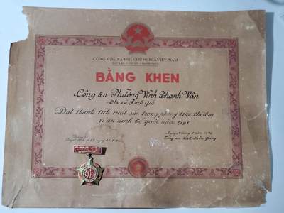 韵星假日军品类拍卖第三十九期暨默多克中校夫妇专场 -- Rimey Holidays Militaria Auction 39 & The Modoks Collection  - 越南社会主义共和国为胡志明市守备（公安，国安，军队）奖章+为公安长期优秀服务奖状一张 少见老纸张 后采用铜版纸印刷 章品相好