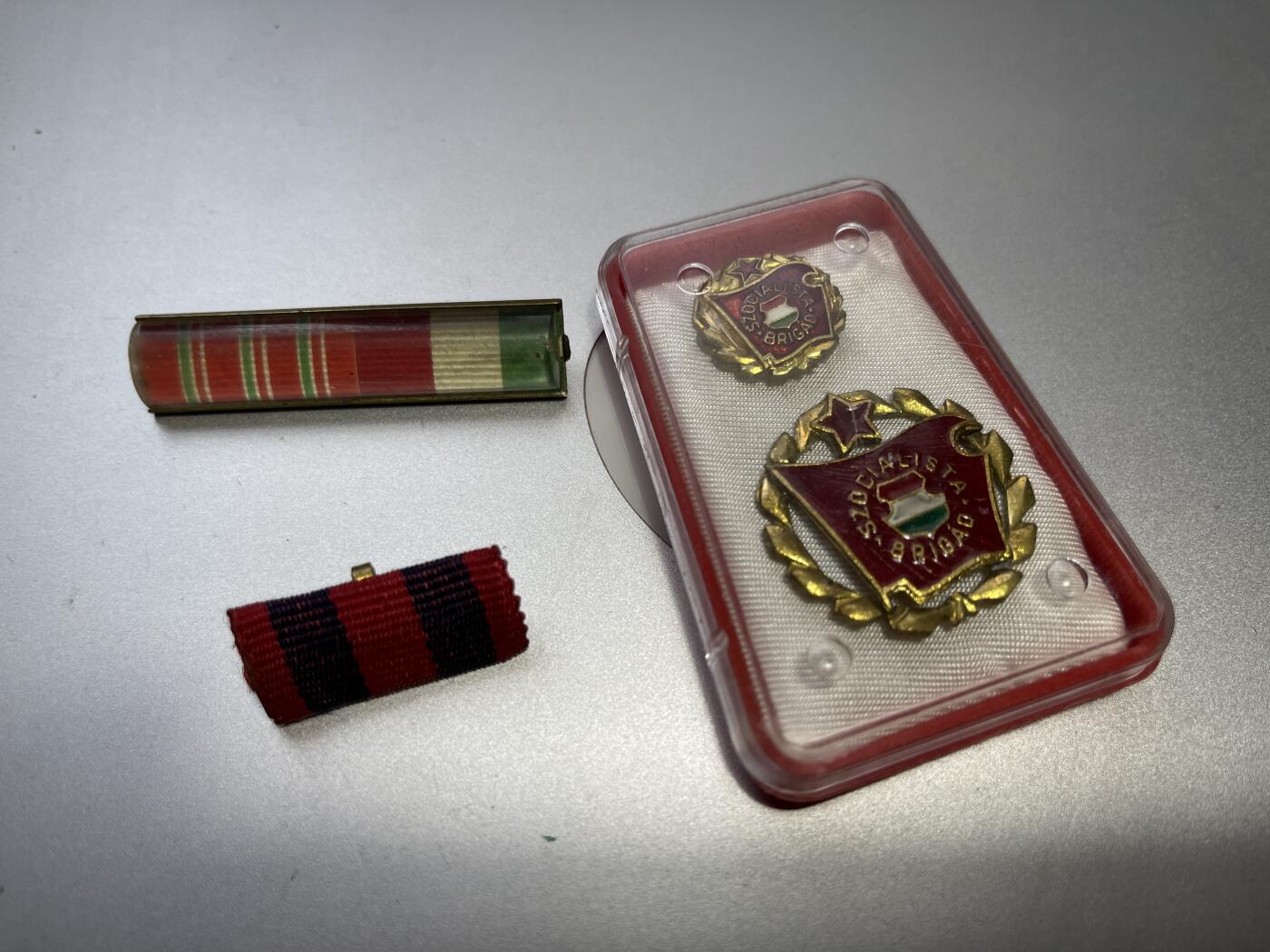 红色匈牙利华约时期原版金级建设旅劳模劳动模范国旗徽章略章（可交换朝鲜章）