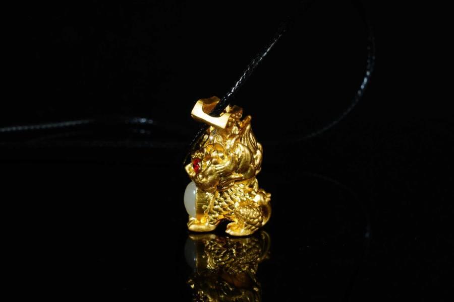 上海都达杂项专场十八（全场包邮） 天然镀金瑞兽麒麟嵌和田玉蛋面挂件 附鉴定证书