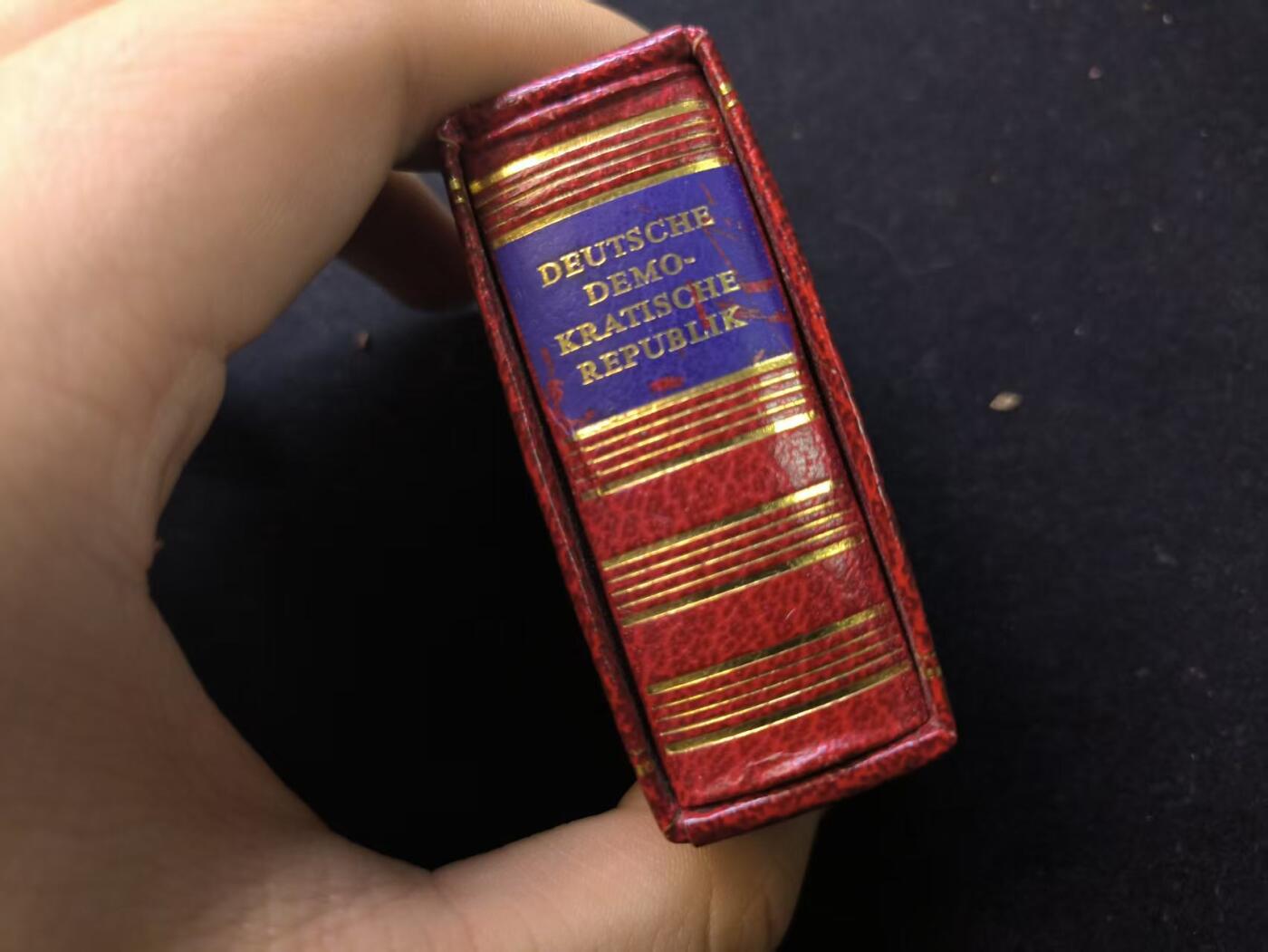 （店主清仓 大量自藏 制服徽章盛宴）罗岚⭐爱藏⭐甄选专拍第五场-分享拍场赚佣（实体经营） 民主德国 德意志民主共和国宪法袖珍本 配发给高级干部精装 赠友佳品