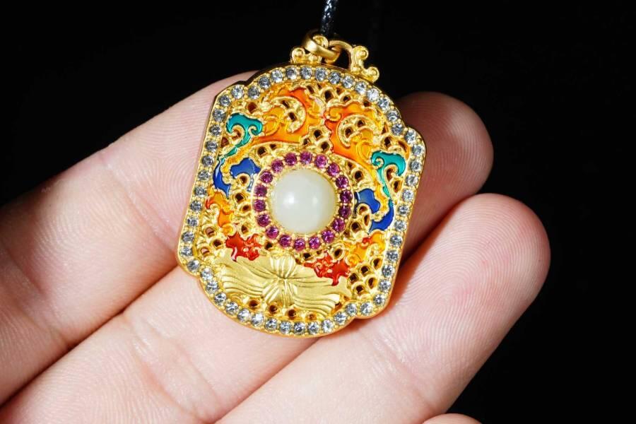 上海都达杂项专场十八（全场包邮） 天然镀金珐琅彩嵌和田玉蛋面王妃方牌挂件 附鉴定证书