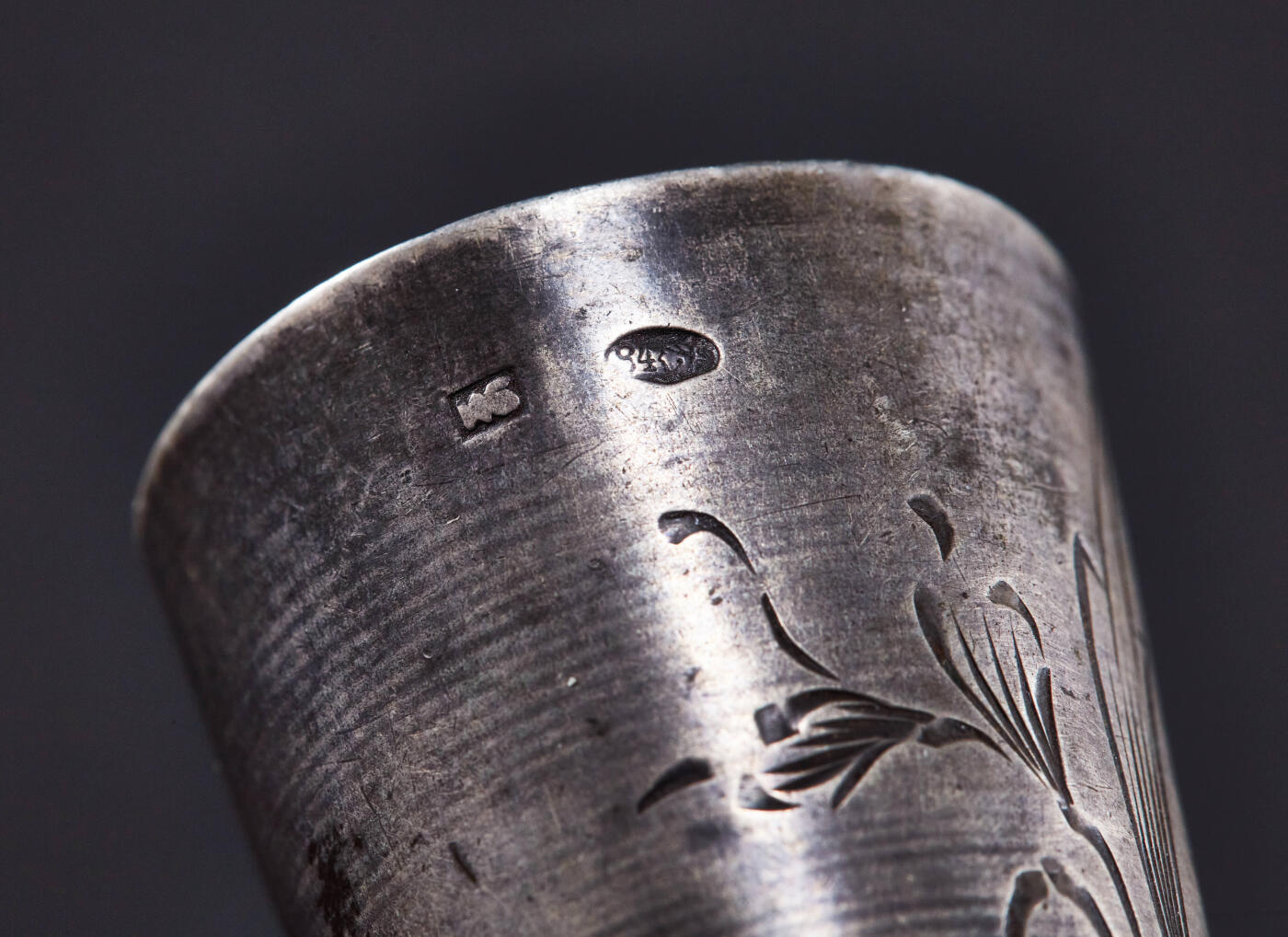 【俄甄集藏】马年新春第一拍 2026年(048)02-25星期三 晚 19:30 全场包邮 沙俄19世纪内镀金古董酒杯3支一组，伏特加杯高：52mm，口径：35mm；高角杯1号高：80mm，口径：30mm；高脚杯2号高：62mm，口径：40mm，总重量：82.39克，84戳记，含银量87.5%，俄系银器戳记为96进制，有磕碰变形