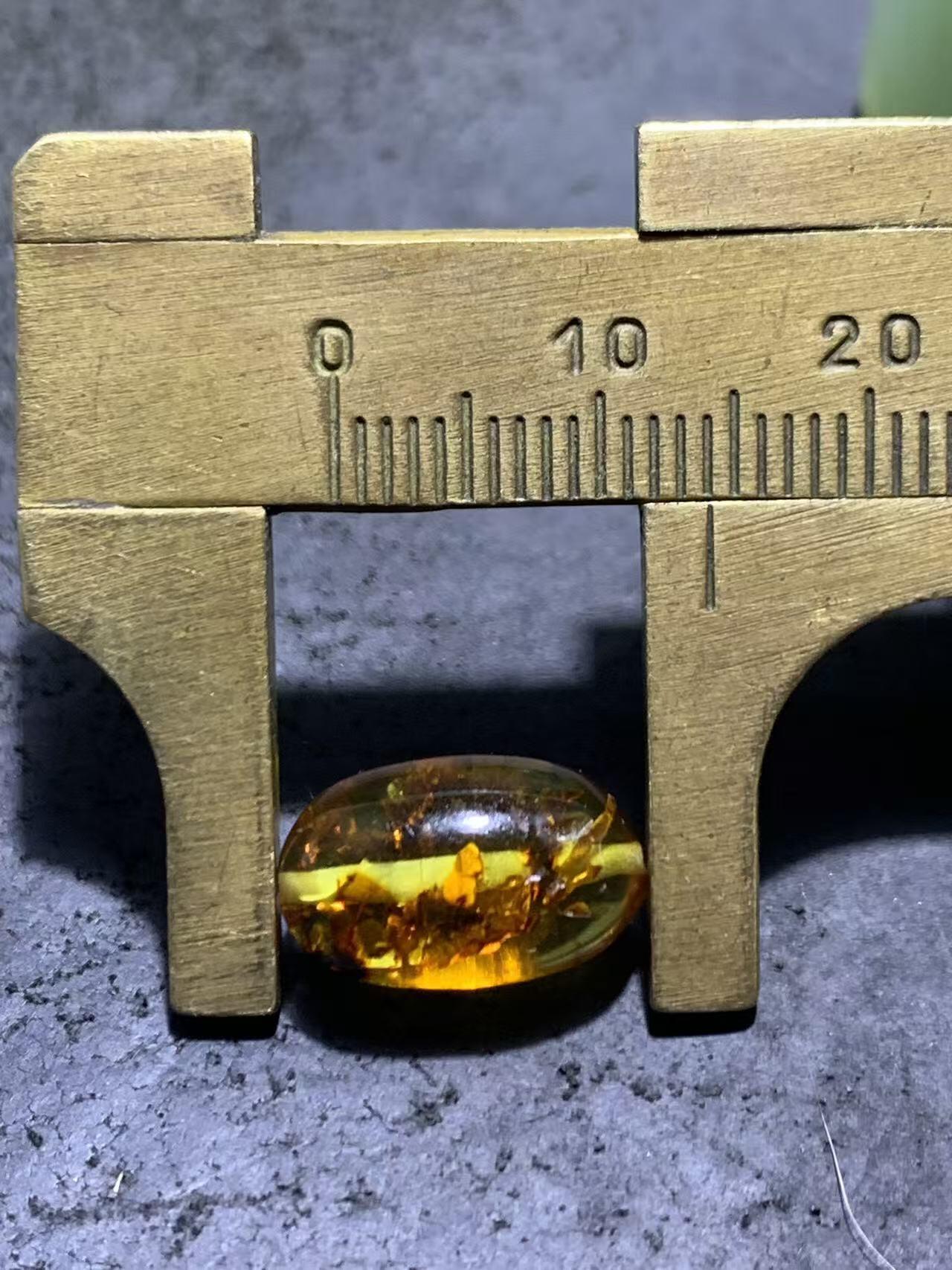 乌克兰花珀通货枣形桶珠一个，