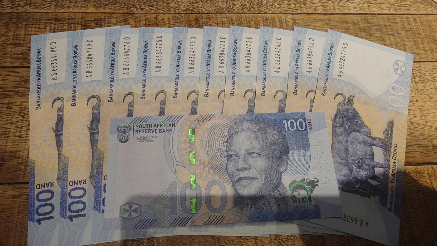 【新年十一拍】世界钱币～微拍第232期暨2026年第11期  多款低端纸币10张为一件成本价起拍 2023年南非100兰特 全新绝品如图十张为一件一起拍