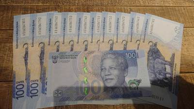 【新年十一拍】世界钱币～微拍第232期暨2026年第11期  多款低端纸币10张为一件成本价起拍 - 2023年南非100兰特 全新绝品如图十张为一件一起拍