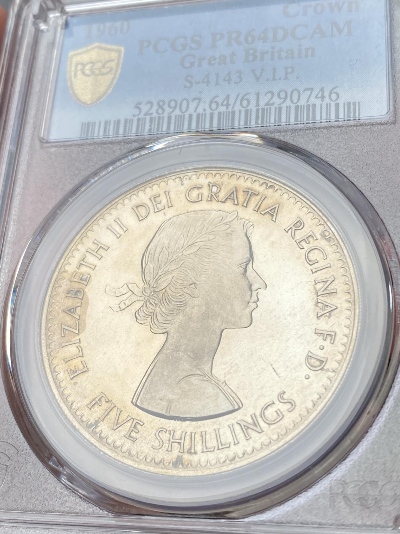 万国钱币拍卖第060期（万国六十期纪念大拍） PCGS PR64DCAM 1960英国伊丽莎白二世V.I.P精制克朗 VIP精制是20世纪英国币收藏中的一个重要系列，其中的克朗主币更是备受追捧。仅铸造用于馈赠王室贵族及政府高官，使用与普通精制不同的特殊工艺模具，盾徽带有迷人的喷砂霜感。发行量极度稀少，ESC目录标注稀有度为R3，其总存世量应该在百枚以内。国内首次公开上拍品种，各位藏家把握机会。