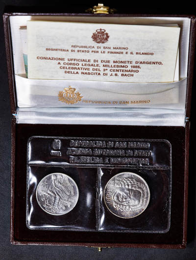 【俄甄集藏】马年新春第一拍 2026年(048)02-25星期三 晚 19:30 全场包邮 - 圣马力诺1985年欧洲音乐节、约翰·塞巴斯蒂安·巴赫500、1000里拉银币两枚一套，原盒证，总重：25.6克，835银，发行量40000套，封套已破损，不密封，见详图