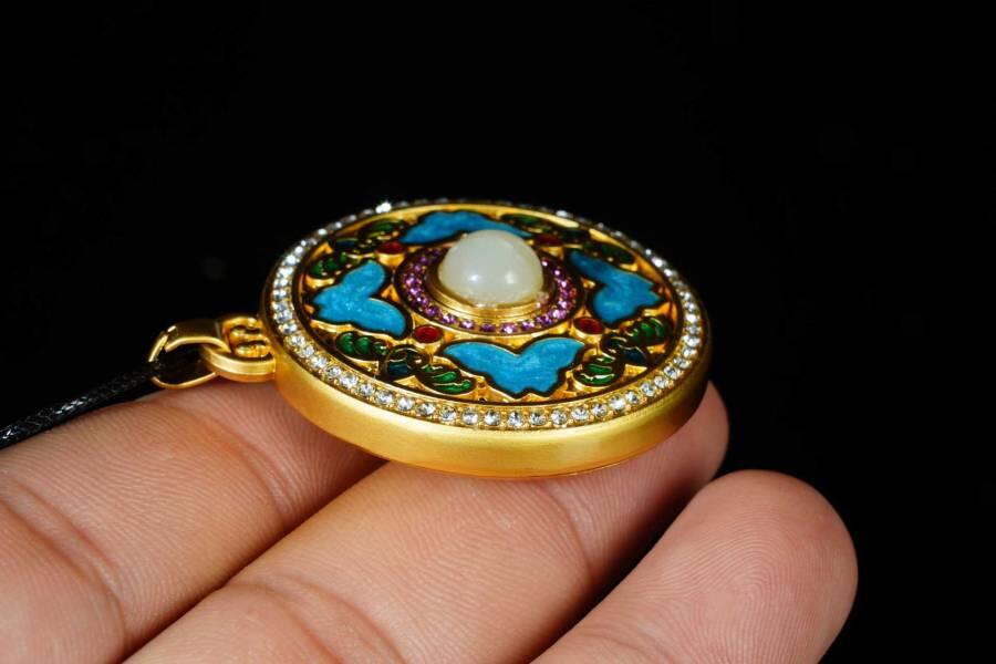 上海都达杂项专场十八（全场包邮） 天然镀金珐琅彩罗盘嵌和田玉蛋面挂件 附鉴定证书