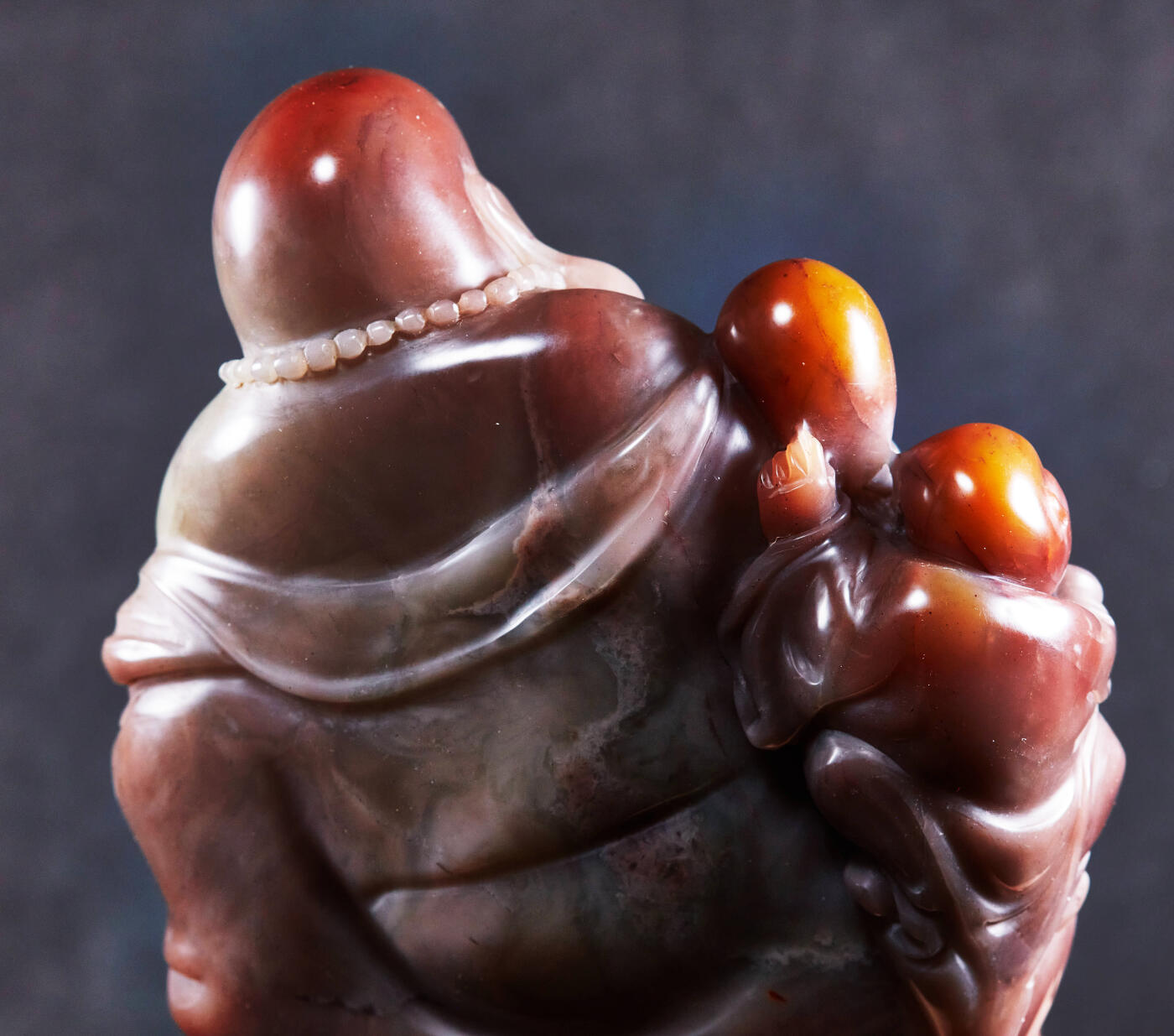 【俄甄集藏】马年新春第一拍 2026年(048)02-25星期三 晚 19:30 全场包邮 精美老挝石弥勒佛摆件（产地老挝），高：130mm，宽：110mm，厚：50mm，重量：834克，雕工精美，质地温润，带锦盒