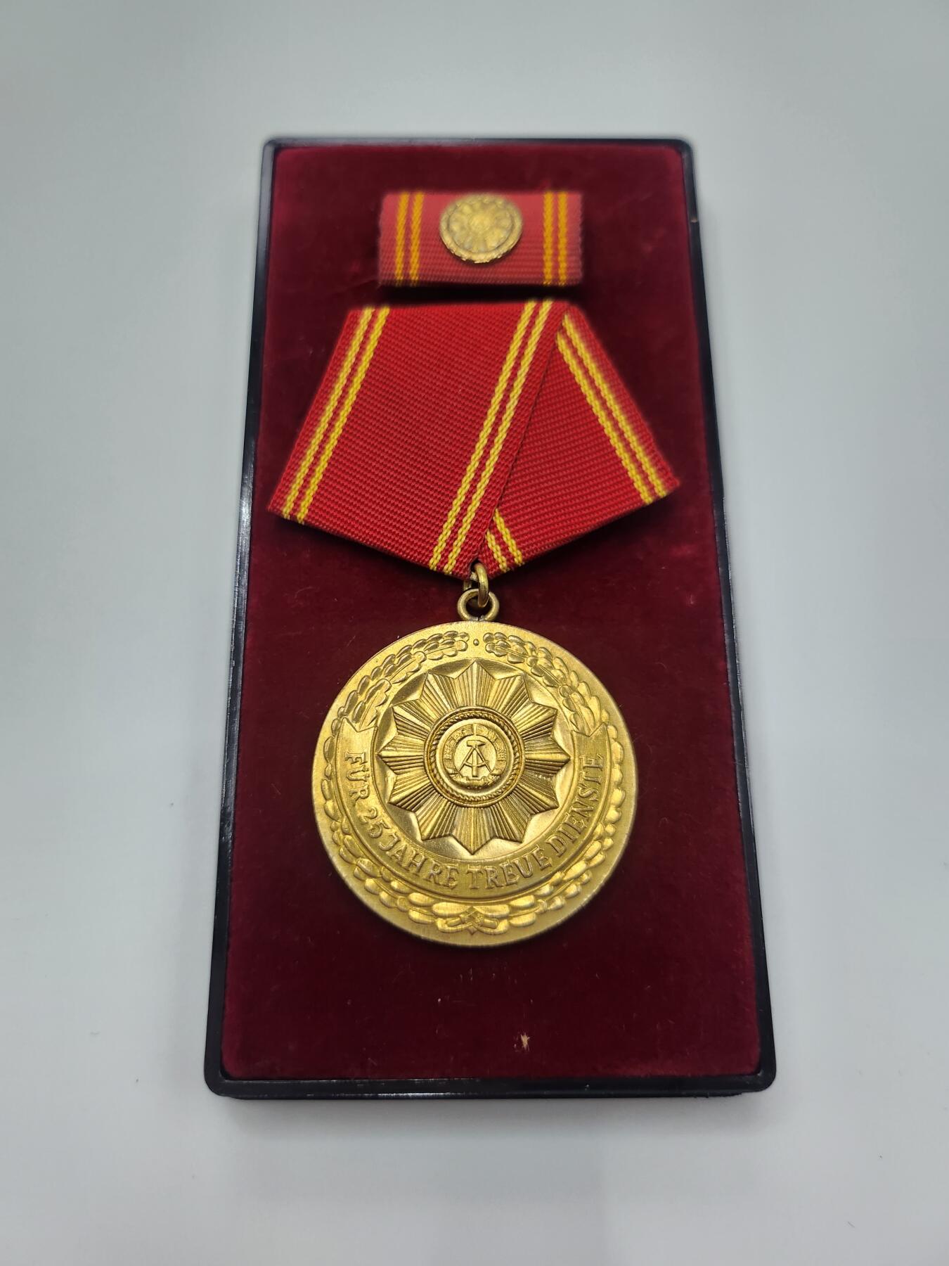 南水社第二次拍卖 民主德国内务部25年忠诚服役金质奖章 完好品相 带盒略